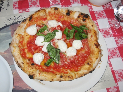 传统的意大利那不勒斯披萨饼 (Austin Keys/维基百科)