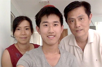 Daniel Hu和他的父母