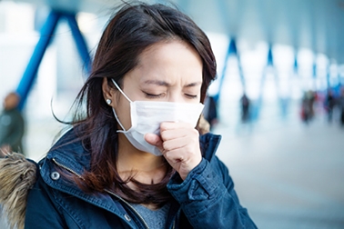 流感导致咳嗽、发烧等症状。（123RF）
