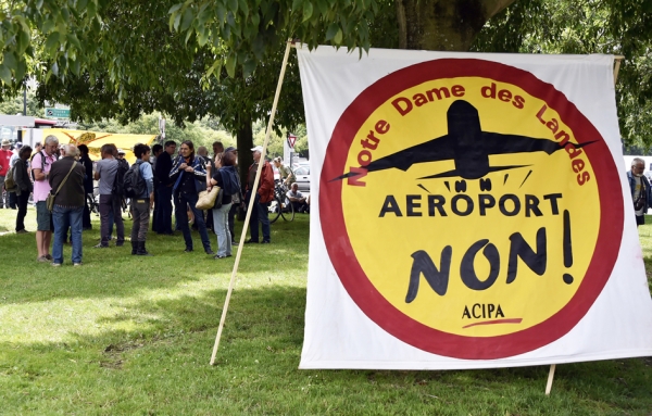 2015年6月，反对“大西部机场计划”人士在一次示威中打出条幅。（AFP/Getty Images）