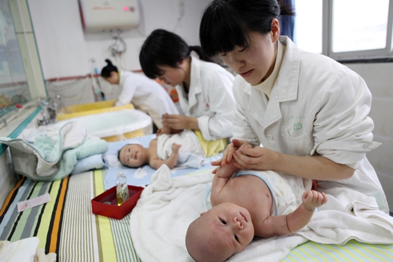 中国每年新生儿占不到世界的12%，低迷的生育意愿导致中国生育率低。（Getty Images)
