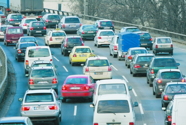 由于货物运输越来越多，小型车越造越大的趋势，道路交通产生的碳排放量年年上升。（Getty Images）