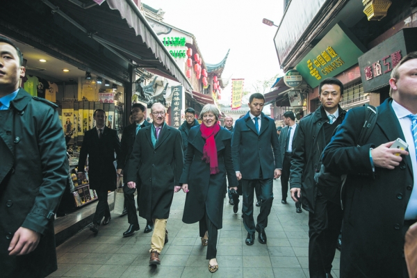 2018年2月2日，英国首相特蕾莎•梅和丈夫菲利普在中国上海参观豫园后走过一个市场。上海是梅首相访华行程的最后一站，当天特雷莎•梅出席了由中国企业家俱乐部主办的