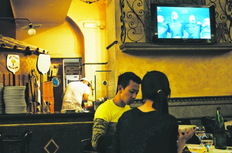 正在意大利一家餐馆用餐的游客(AFP/Getty Images)