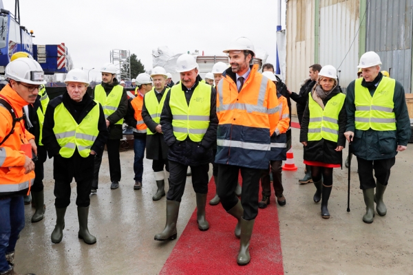 1月23日，法国总理菲利普（中）走访15号地铁线延长路线的施工现场。（AFP/Getty Images）