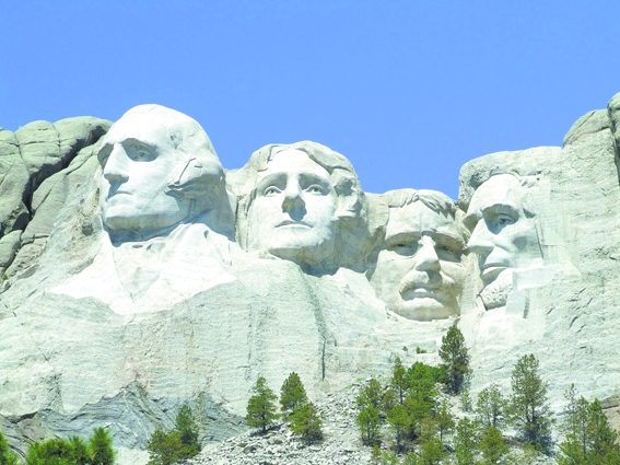 美国总统雕像山，由左至右依次为华盛顿、杰斐逊、罗斯福及林肯。