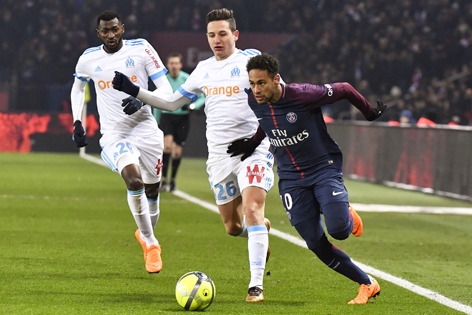2月25日，巴黎圣日耳曼的内马尔（右）在与马赛对阵中受伤。（AFP/Getty Images）