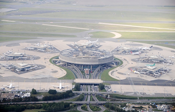 摄于2010年的巴黎戴高乐机场1号航站楼(Terminal 1)（Citizen59 / 维基百科）
