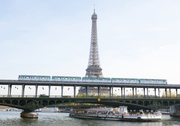 横跨塞纳河的巴黎地铁线（AFP/Getty Images）