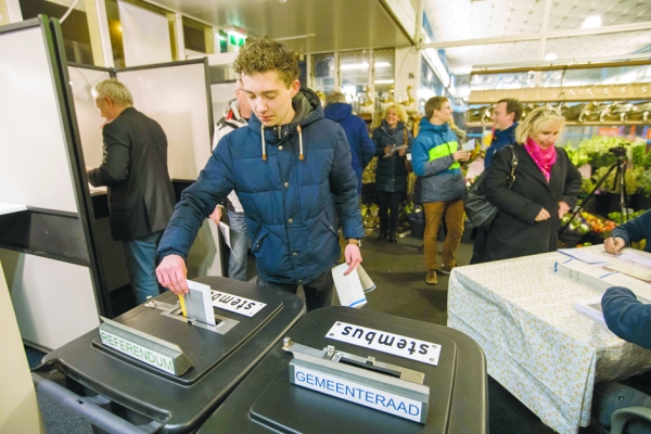 荷兰市议会选举，一位男士在投票。（AFP/Getty Images）