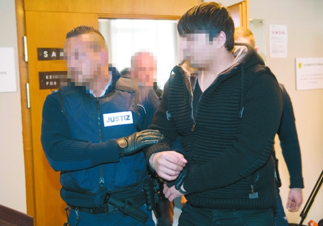 凶手侯赛因•K在遭判刑后，被带出法庭。（AFP/Getty Images）