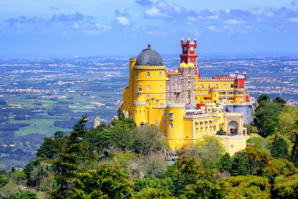 葡萄牙里斯本色彩斑斓的城堡宫殿—辛特拉宫。（123RF）