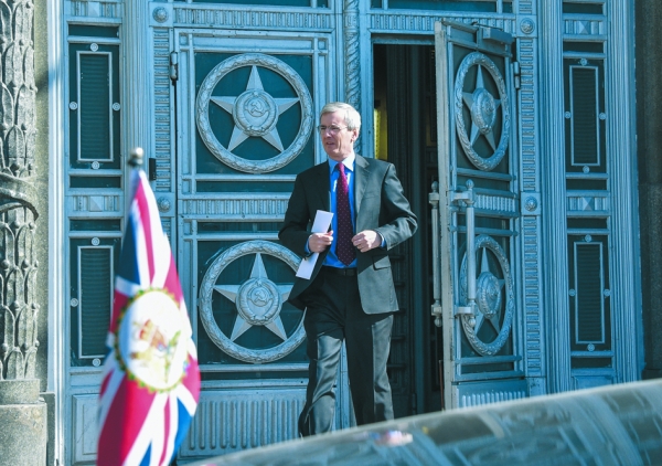 英国驻俄罗斯大使劳里•布里斯托于2018年3月30日走出俄罗斯外交部。（AFP/Getty Images）