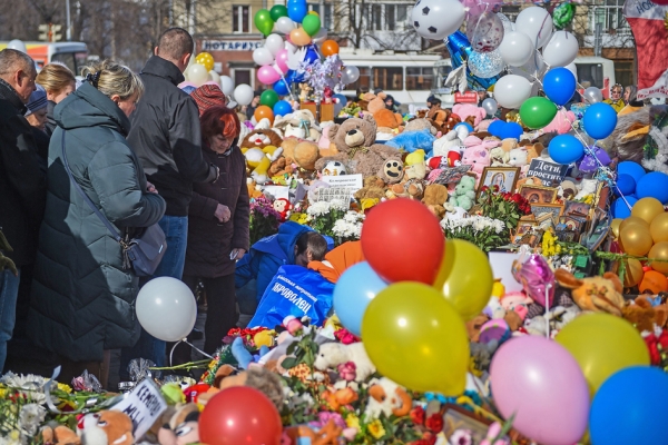 2018年3月29日，西伯利亚西部工业城市克麦罗沃的一座购物中心火灾后，民众聚集在一个临时纪念碑处为死者哀悼。这场大火给劫后余生者留下了无法抹去的记忆。（AFP