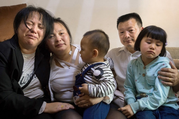 王明清(右2)与妻子刘登英(左1)终于找到失散24年的女儿王启凤(左2)。(AFP/Getty Images)