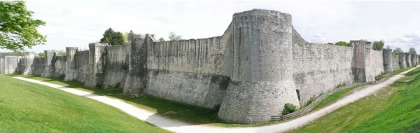 普罗万古城墙（Ptyx/维基百科）