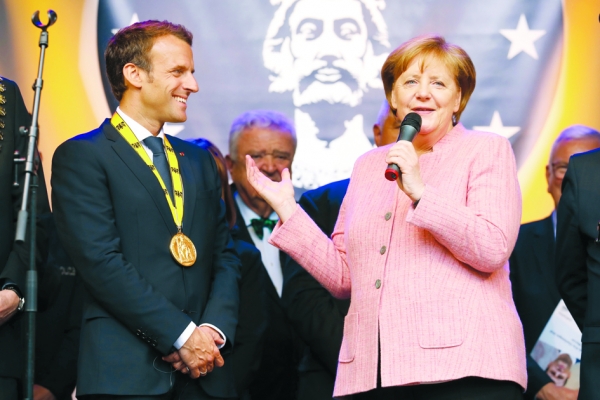 5月10日，马克龙在德国接受德国总理默克尔颁授的最高荣誉查理曼奖（Prix Charlemagne）。（AFP/Getty Images）