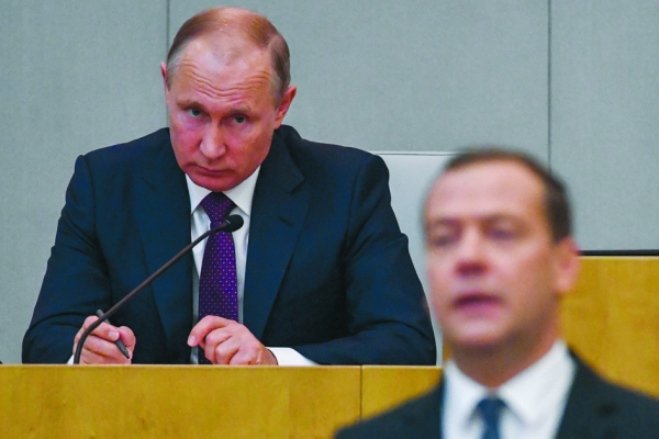 俄罗斯总统普京（左）5月8日出席了议会下院就他本人再次提名梅德韦杰夫（右）为总理的投票。（AFP/Getty Images）