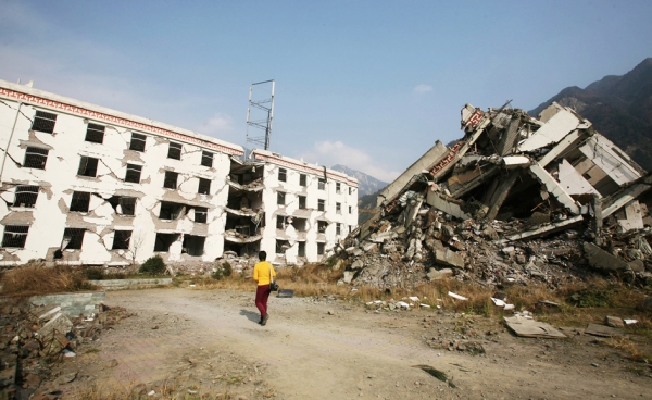 在2008年汶川大地震中坍塌的一所中学校舍(Getty Images)