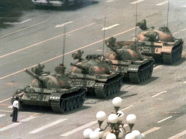 1989年6月5日“王维林”阻挡坦克行进的画面