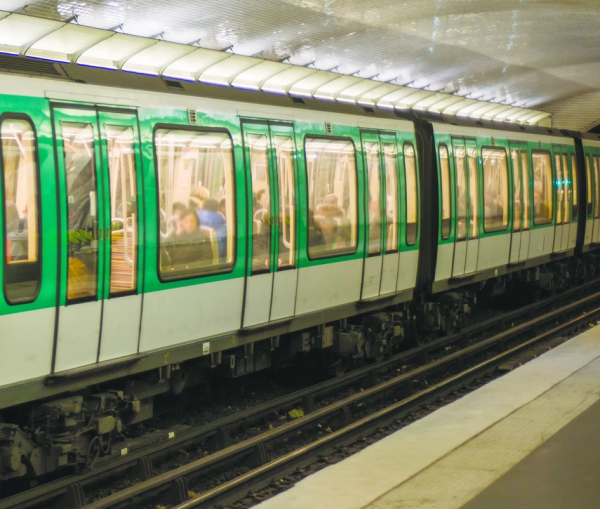 今后刷手机可坐巴黎地铁(123RF)