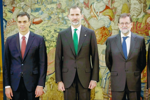 从左至右：新首相桑切斯、国王费利佩六世、前任首相拉霍伊（Getty Images）