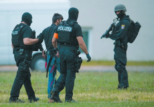 6月9日，德国警方押送被引渡回德国的嫌犯阿里•巴沙尔前往警局。（AFP/Getty Images）