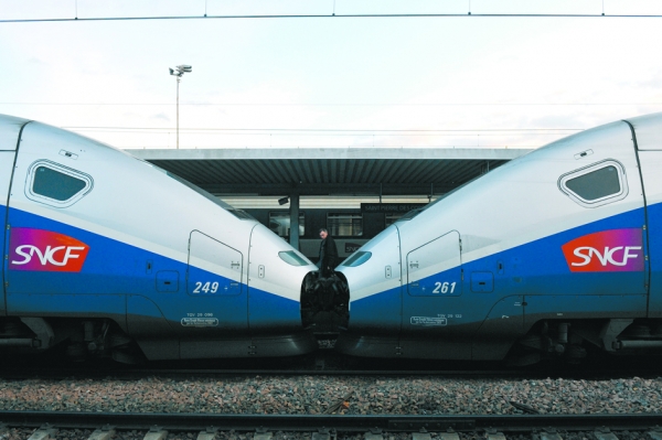 两辆停靠在站台的法国高速列车TGV (AFP/Getty Images)