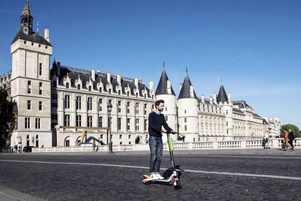近日，来自美国旧金山的Lime公司在巴黎市中心的一区和六区投放了几百架自助电动滑板车。（AFP/Getty Images）