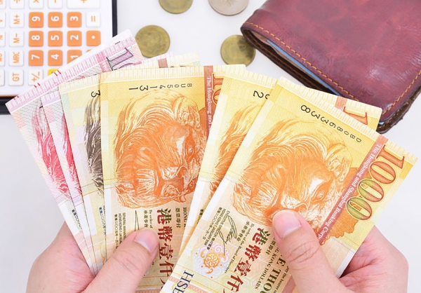 为了打击跨境洗黑钱的情况，香港当局自7月16日起，将限制入境人士携带现金及支票入境。(123RF）