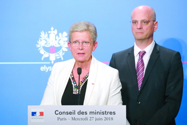6月27日，法国教育部长布朗凯（Jean-Michel Blanquer）（右）、法国军部国务秘书达丽厄塞克（Geneviève Darrieussecq）（左