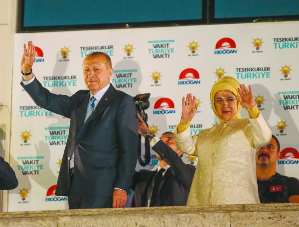 埃尔多安和妻子向支持者挥手致意。(Mustafa Kirazli/Getty Images)