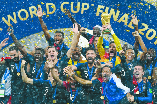 时隔20年，法国再次捧起大力神杯。(AFP/Getty Images)