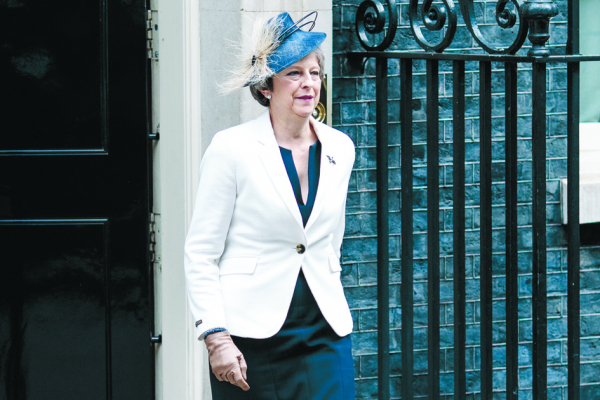 英国首相特雷莎•梅7月10日离开唐宁街。在鲍里斯•约翰逊和大卫•戴维斯因其备受争议的英国退欧战略高调辞职后，梅首相被迫进行内阁改组，召开部长会议。（Jack T