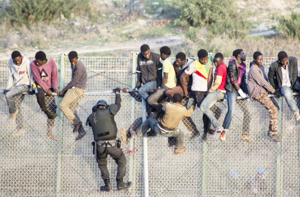 西班牙在北非的铁丝网围栏，经常有难民翻越。（AFP/Getty Images）