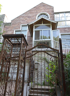 南京一栋别墅以低于周边别墅市价三分之一的价格拍卖成功。