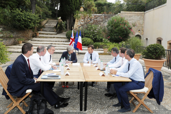 马克龙在布雷冈松堡接待英国首相特雷莎•梅。（AFP/Getty Images）
