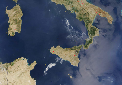 地中海最大的两个岛屿：西西里岛和撒丁岛（DrFO.Jr.Tn - NASA website/维基百科）