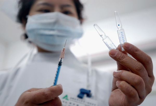 大陆一位正在注射疫苗的护士 (China Photos/Getty Images)