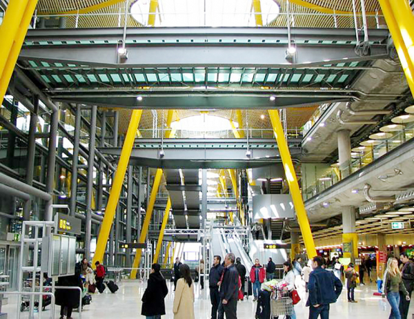 马德里-巴拉哈斯机场第四航站楼入口（Air252342／维基百科）