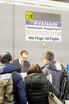 瑞安航空携带登机箱要交附加费。(AFP/Getty Images)