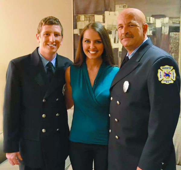 Liz与两位消防员合影（图片来源：Liz Woodward脸书）