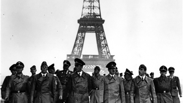1940年6月24日，希特勒和他的将军们在埃菲尔铁塔。