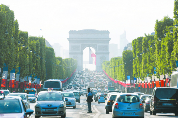 巴黎香榭丽舍大街上的车流(AFP/Getty Images)