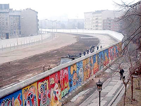 1986年的柏林墙，左侧为东柏林，属于东德；右侧为西柏林，属于西德。（Noir／维基百科）
