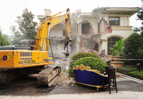 秦岭北麓违规别墅开始集中拆除。