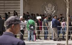 在美国驻北京大使馆外，排队等待签证的中国民众。（Ed Jones/AFP/GettyImages）