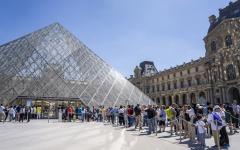 7月1日至9月8日，所有游客参观卢浮宫必须提前预约。（ANTOINE BOUREAU/Hans Lucas/AFP via Getty Images）