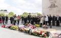 中法各界向凯旋门无名烈士墓献花                              纪念法国一战华工赴法一百周年 