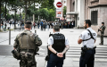 巴黎一所高中门口的警察（AFP/Getty Images）